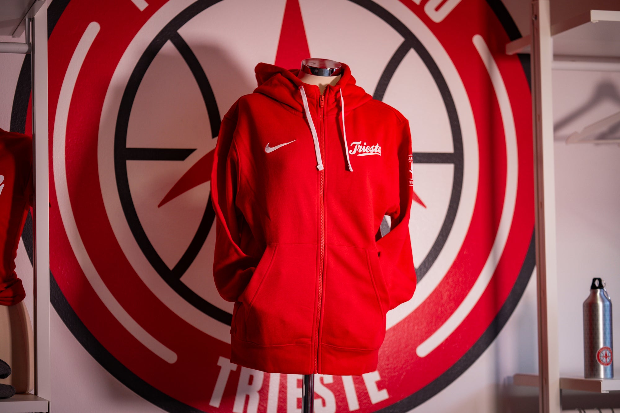 Felpa rossa NIKE ADULTS, zip e cappuccio TRIESTE STAGIONE 24/25